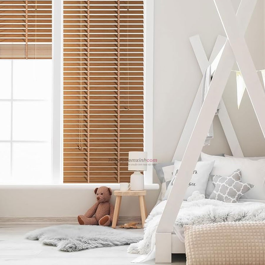 Rèm Nhựa Giả Gỗ Phòng Khách Sang Trọng – Hiện Đại & Tối Ưu Chi Phí